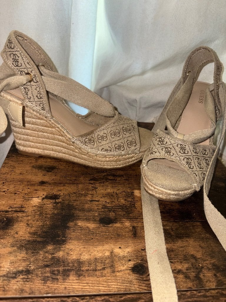 Guess Sleehak Halona Beige 37, Guess, Verzenden, Beige, Sandalen of Muiltjes