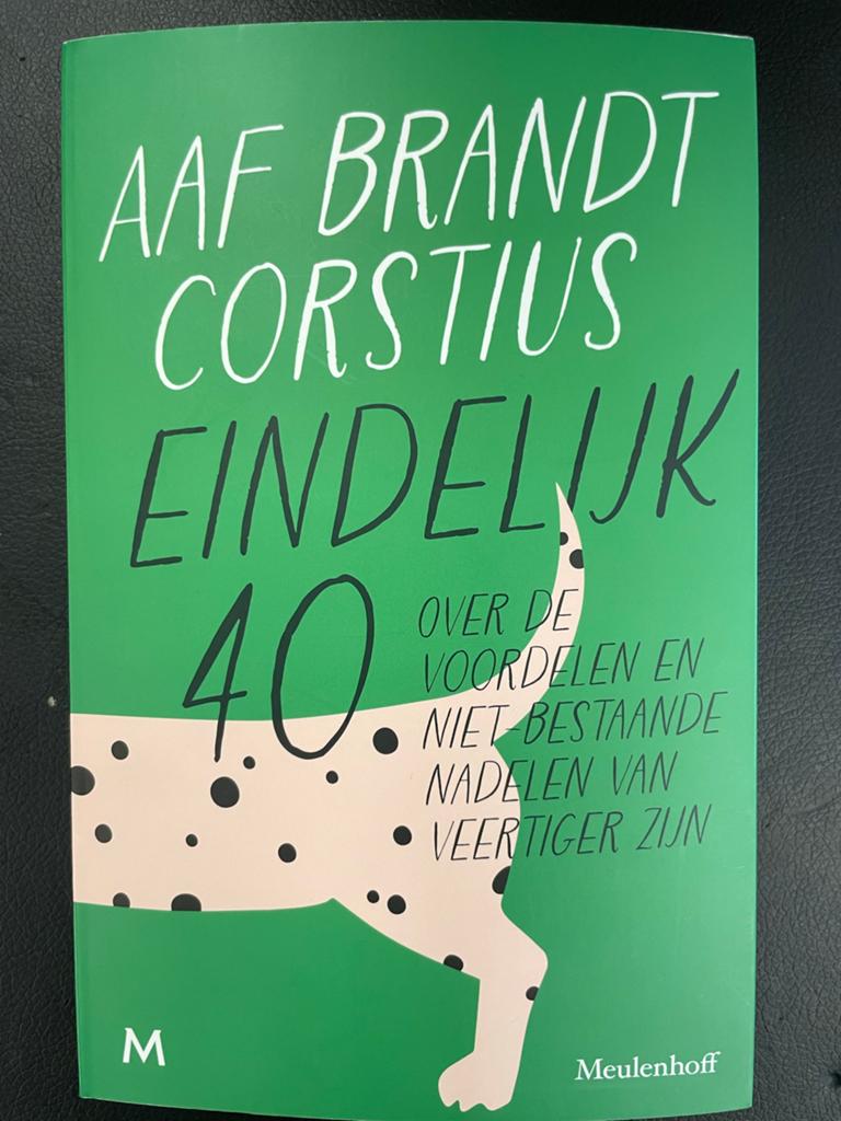 Aaf Brandt Corstius - Eindelijk 40, Boeken, Literatuur, Zo goed als nieuw, Ophalen of Verzenden