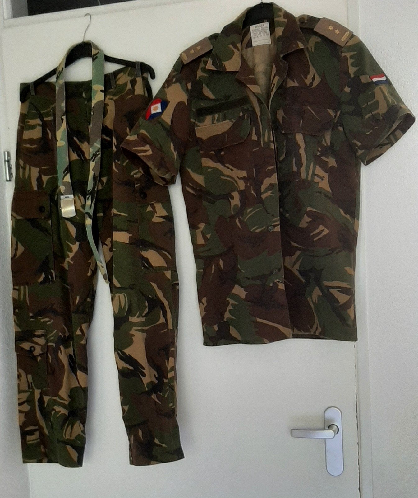 Wahler militair veldshirt + camouflagebroek + riem.  Nieuw, Ophalen of Verzenden, Landmacht, Nederland, Kleding of Schoenen
