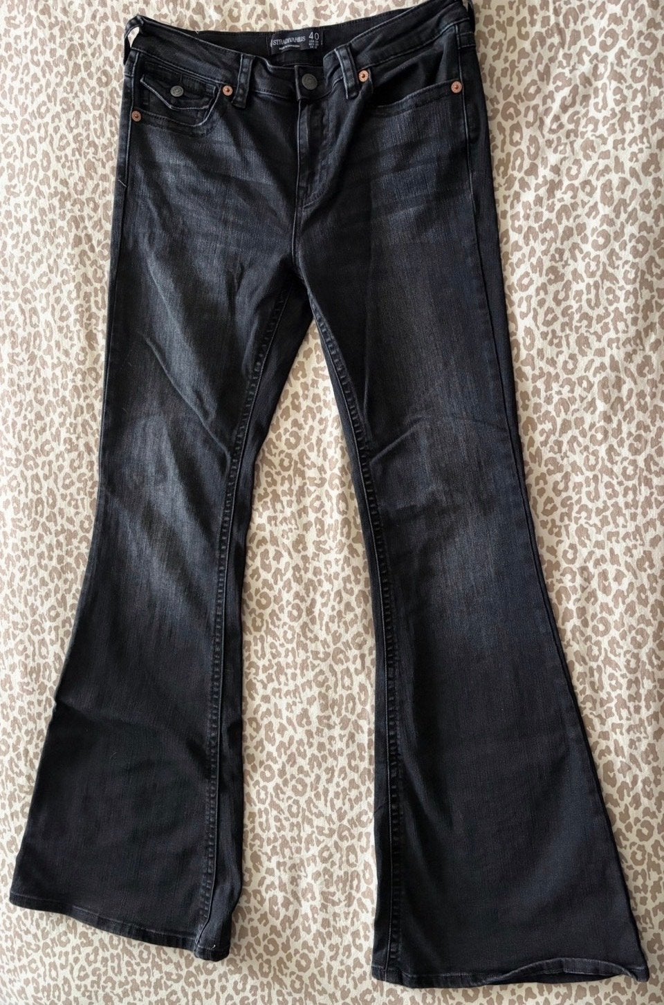 Nieuwe Stradivarius flared jeans maat 40, Ophalen of Verzenden, Zo goed als nieuw, Zwart, W30 - W32 (confectie 38/40)