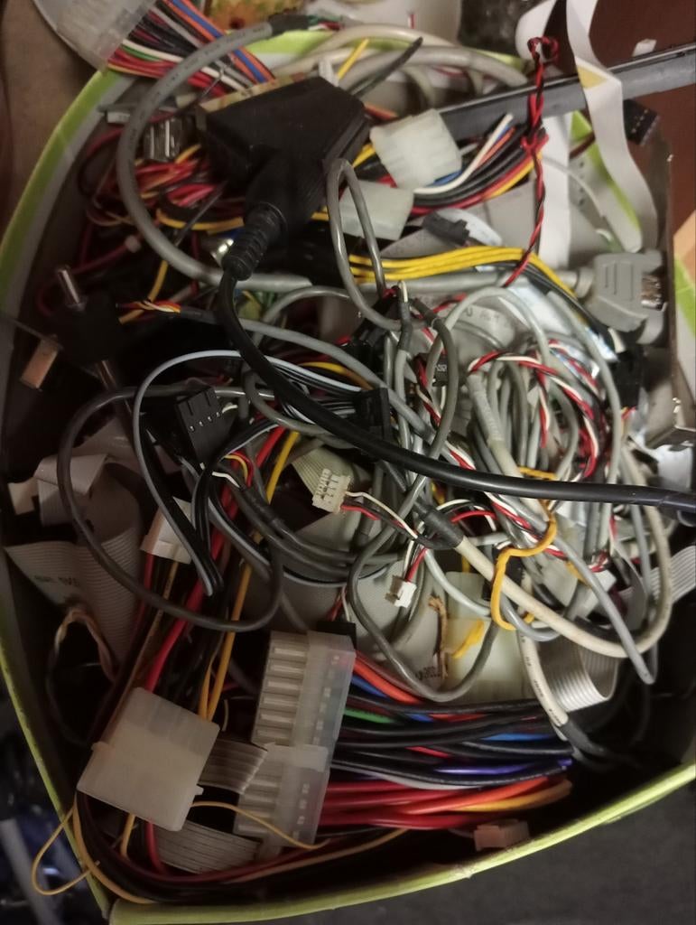 Schoendoos met kleine kabeltjes voor desktops, Computers en Software, Ophalen of Verzenden
