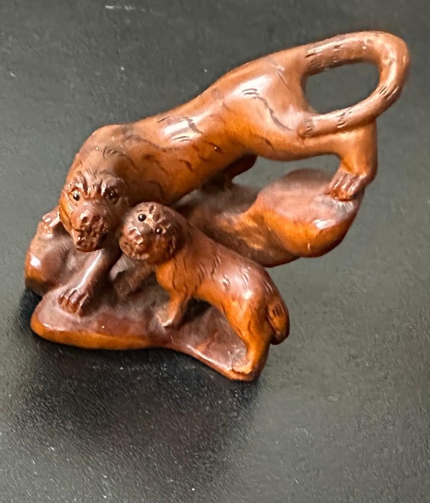 Houten Netsuke van een tijger met jong, Verzamelen, Ophalen of Verzenden, Nieuw, Wild dier, Beeldje of Figuurtje