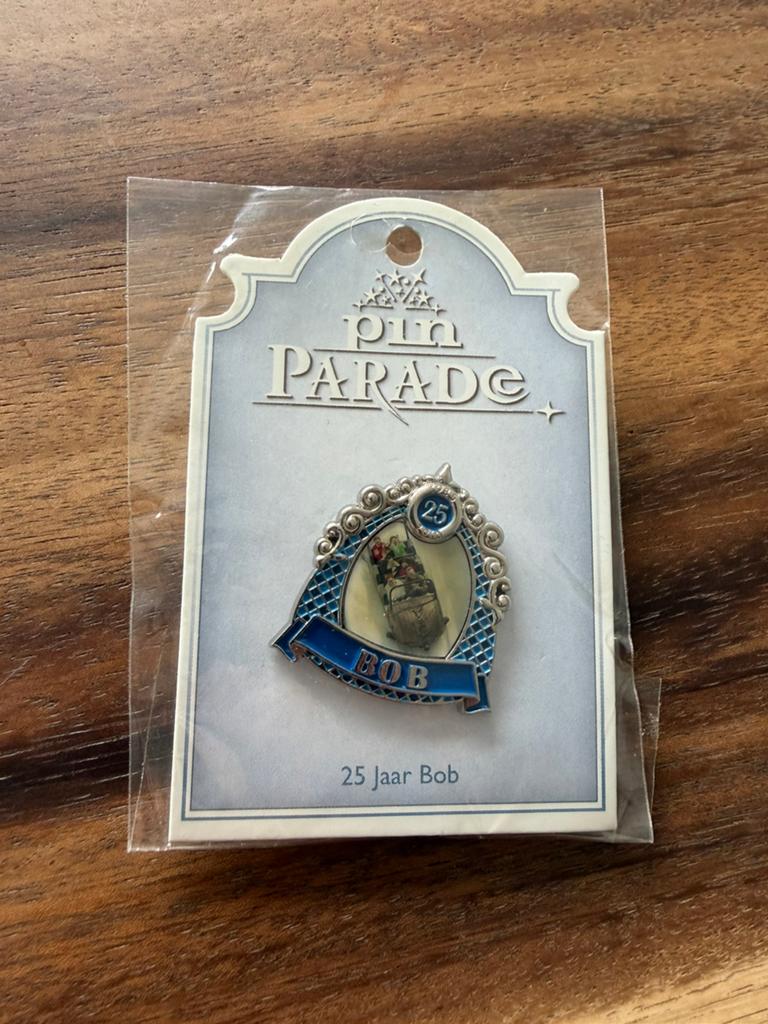 Efteling jubileum pin 25 jaar Bob op kaartje, Verzamelen, Efteling, Ophalen of Verzenden, Zo goed als nieuw