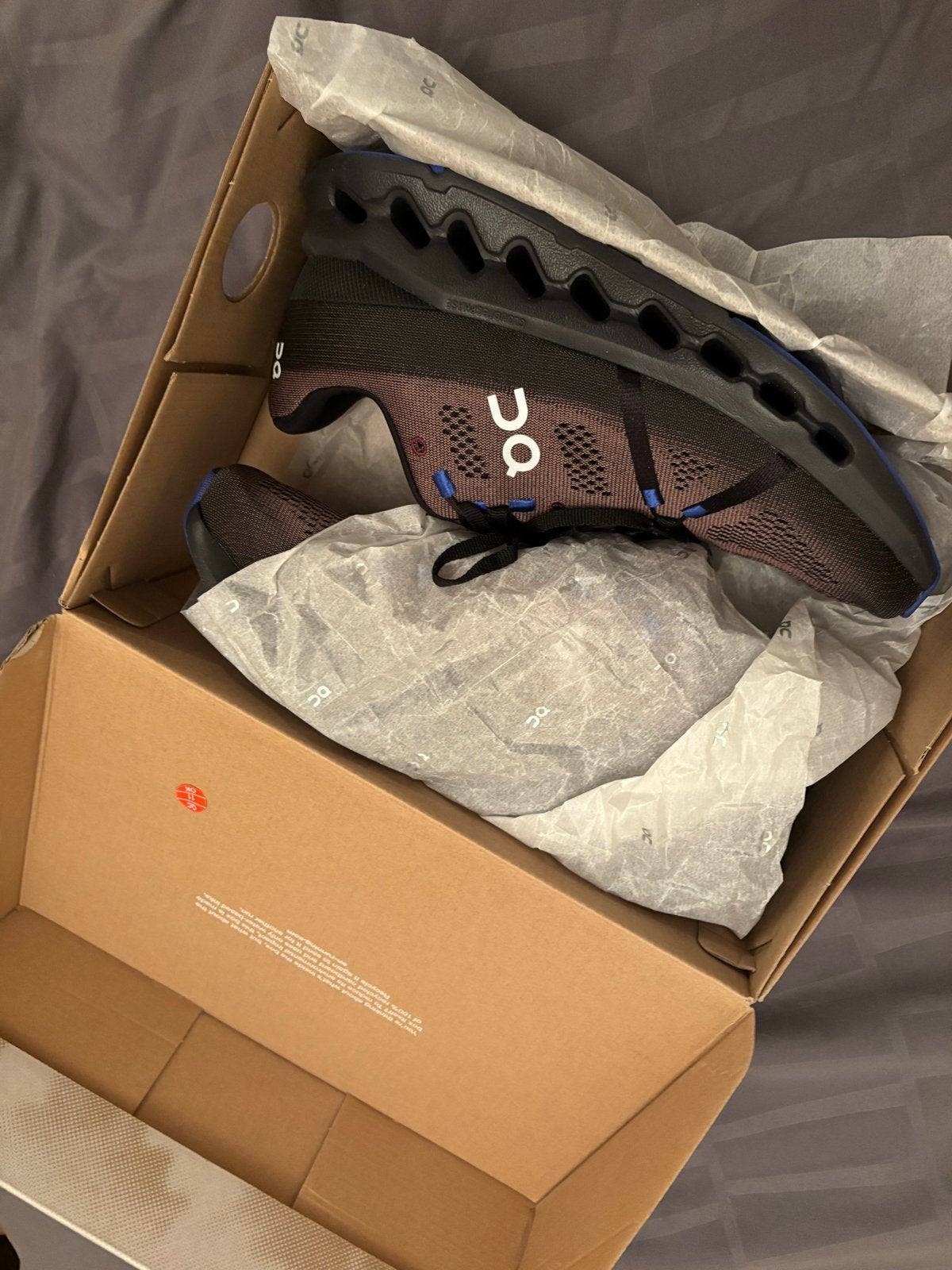 On Cloudsurfer – Maat 44 – Black/Cobalt – NIEUW in doos, Sport en Fitness, Loopsport en Atletiek, Overige merken, Hardloopschoenen