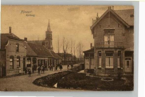 Fijnaart kerkweg met volk militair st 1915 Prachtkrt