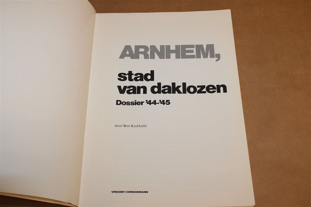 Arnhem, Stad van Daklozen — Dossier \'44-\'45 — WO2, Boeken, Ophalen of Verzenden, Gelezen
