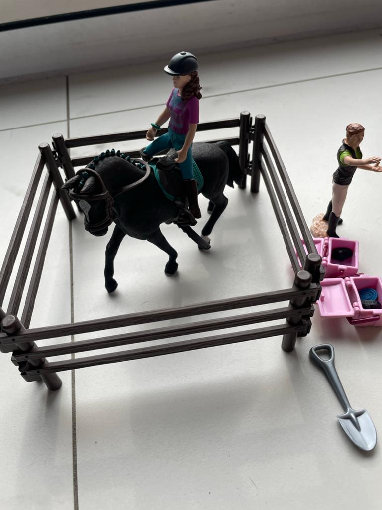 Schleich paard met ruiter, hek en accessoires, Ophalen of Verzenden, Zo goed als nieuw