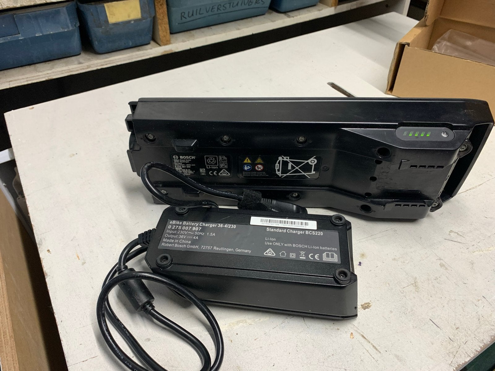 Bosch powerpack 400 + 4 amp lader, Fietsen en Brommers, Fietsaccessoires | Fietsaccu's, Ophalen of Verzenden, Zo goed als nieuw