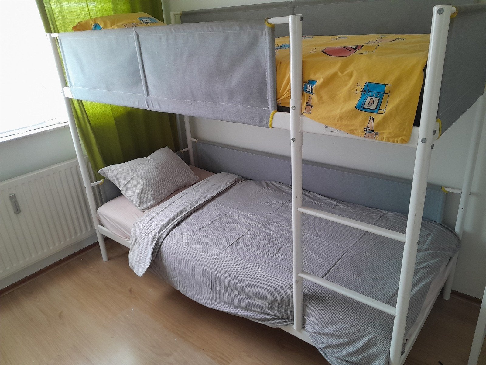 IKEA VITVAL Stapelbed 90x200 met matrassen en beddengoed, Huis en Inrichting, Slaapkamer | Stapelbedden en Hoogslapers, Ophalen