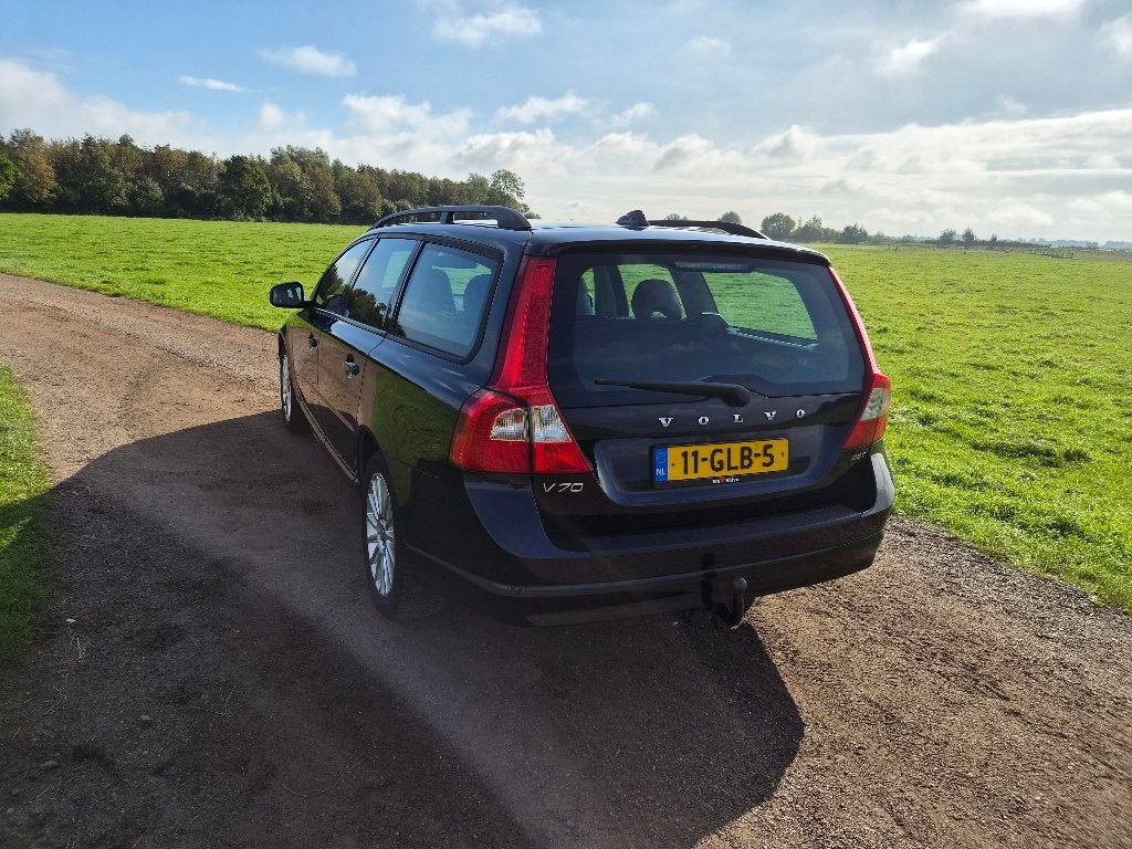 Volvo V70 2.5T | Leder | Trekhaak | Stoelverw. | APK 2027, Auto's, Voorwielaandrijving, Dealer onderhouden, 1800 kg, Zwart