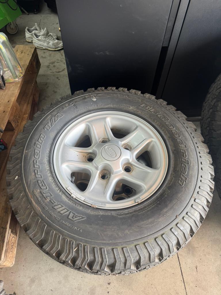 Defender Boost velgen + all terrain banden bf goodrich 5 stu, Auto-onderdelen, Banden en Velgen, Ophalen, 16 inch, 235 mm, All Season
