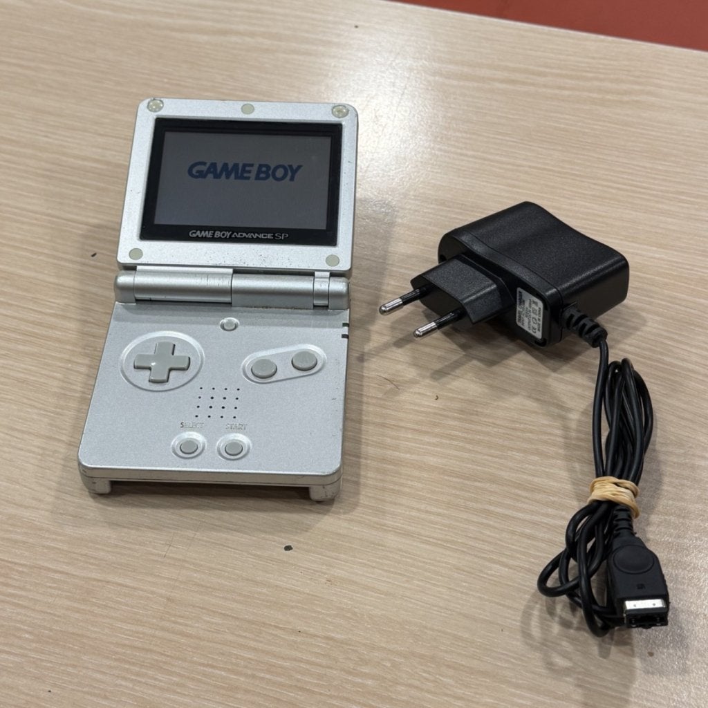 Nintendo Game Boy SP Silver in gebruikte staat, Nintendo, Zo goed als nieuw, Support@nintendo.com, 11-1 Hokotate-cho, Kamitoba, Minami-ku
Kyoto 601-8501
Japan