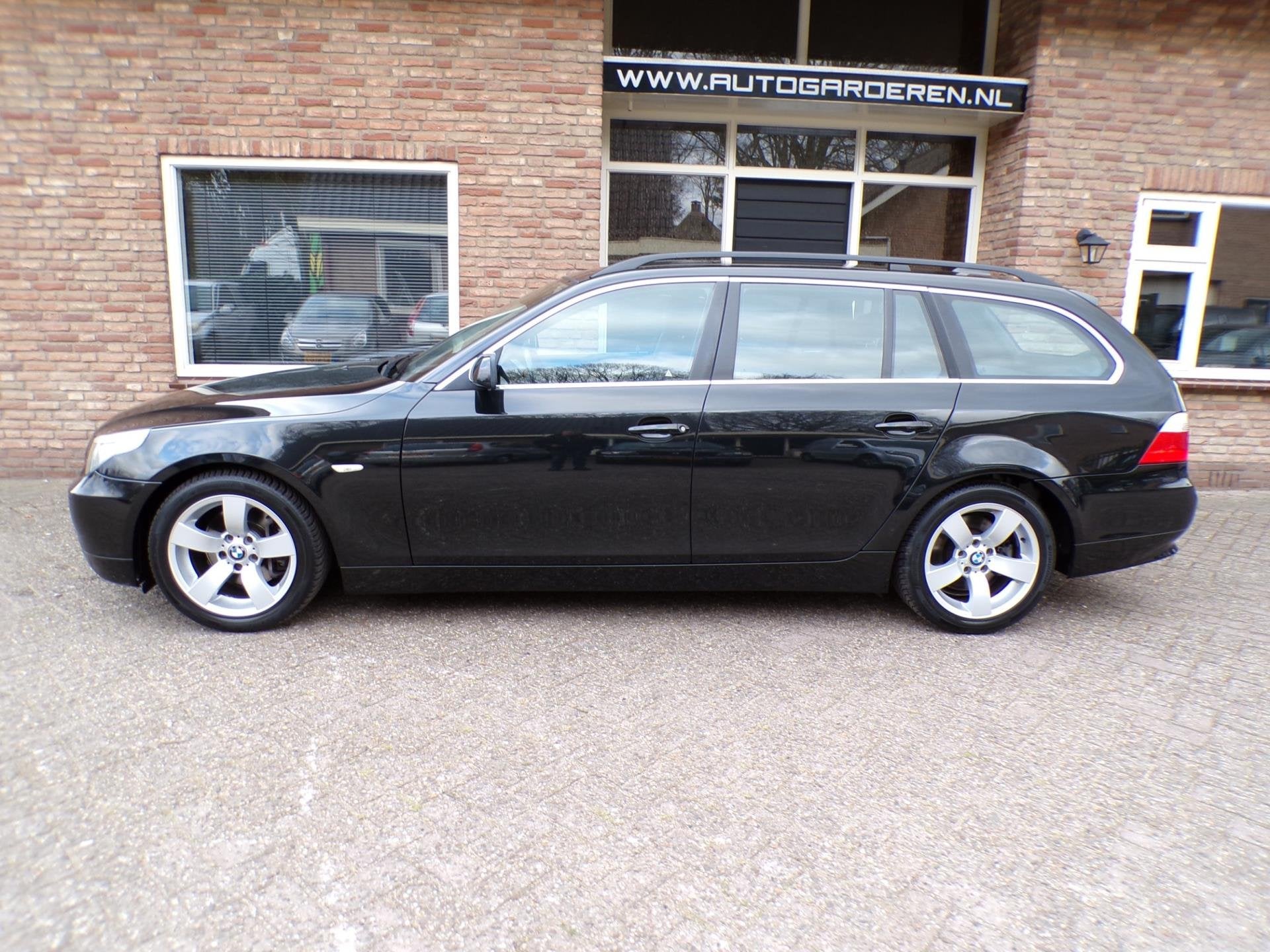 BMW 5-serie Touring 525i Automaat / Leder / Navi / Head Up, Auto's, Automaat, Achterwielaandrijving, Zwart, 2497 cc