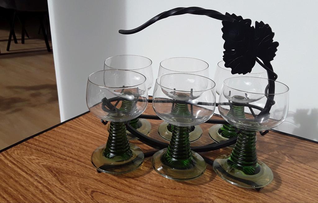 Vintage houder met 6 (likeur/wijn) glazen met groene poot, Glas of Glazen, Ophalen of Verzenden, Overige stijlen, Glas