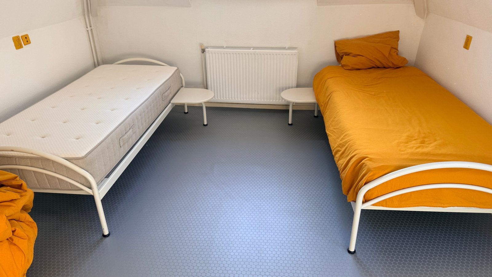 2x Auping eenpersoonsbedden met spiraalbodems en matrassen, Huis en Inrichting, Ophalen, Gebruikt, Eenpersoons, Wit