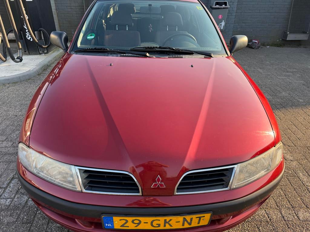 Mitsubishi Carisma 1.6 Classic HB 2001 Rood Apk tot 2027, Auto's, Voorwielaandrijving, Stof, 1275 kg, 4 cilinders