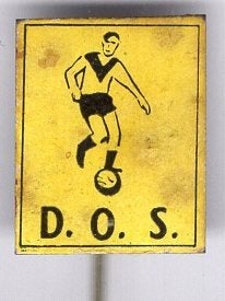D.O.S. papier op blik voetbalclub speldje ( Y_046a), Ophalen of Verzenden, Zo goed als nieuw, Sport, Speldje of Pin