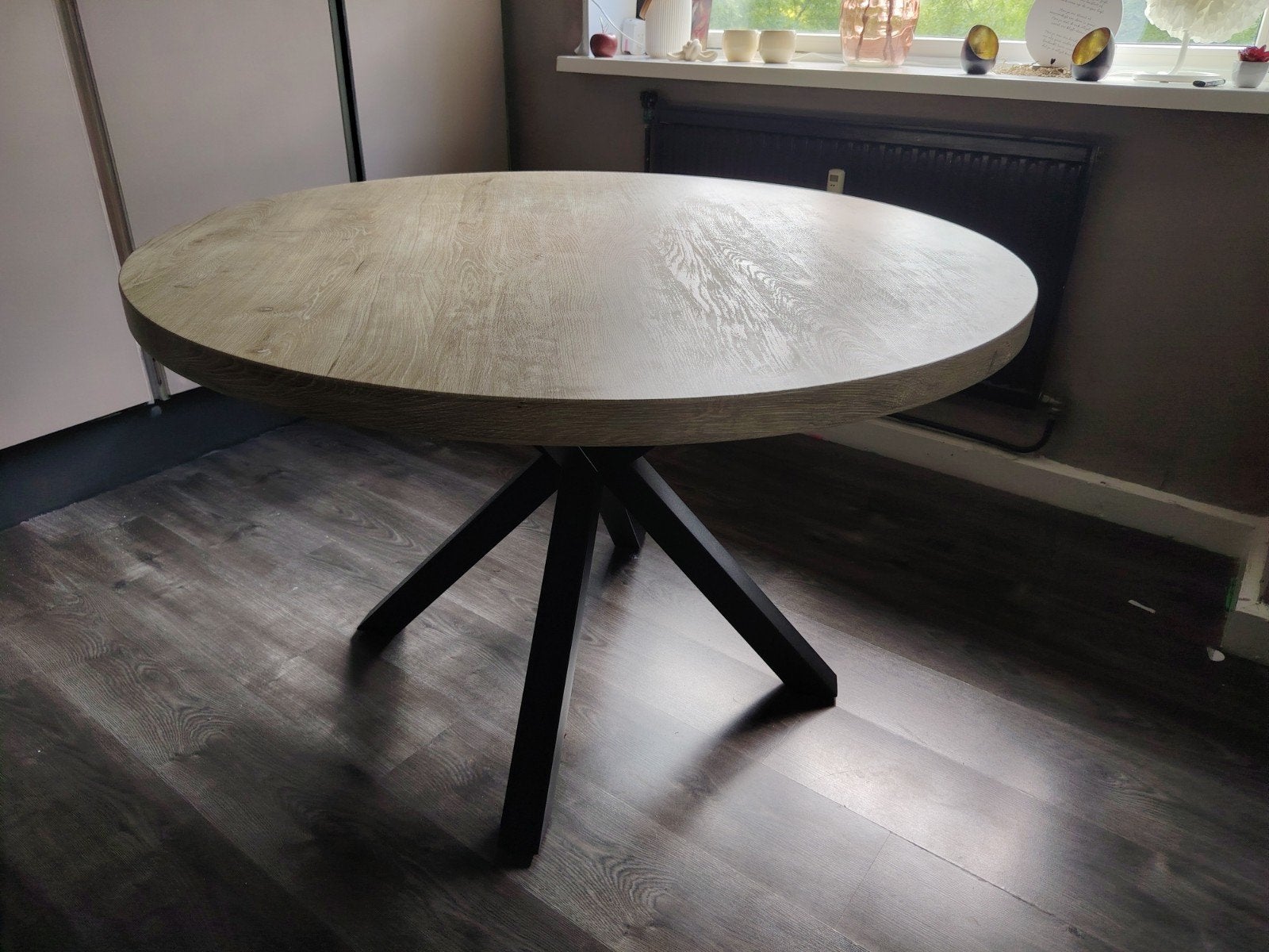 Ronde eettafel met metalen poot, Huis en Inrichting, Tafels | Eettafels, Rond, Ophalen of Verzenden, Vier personen, 100 tot 150 cm