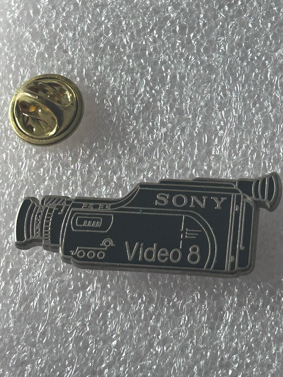 Vintage Sony Video 8 Camcorder Pin Badge, Ophalen of Verzenden, Zo goed als nieuw, Merk, Speldje of Pin