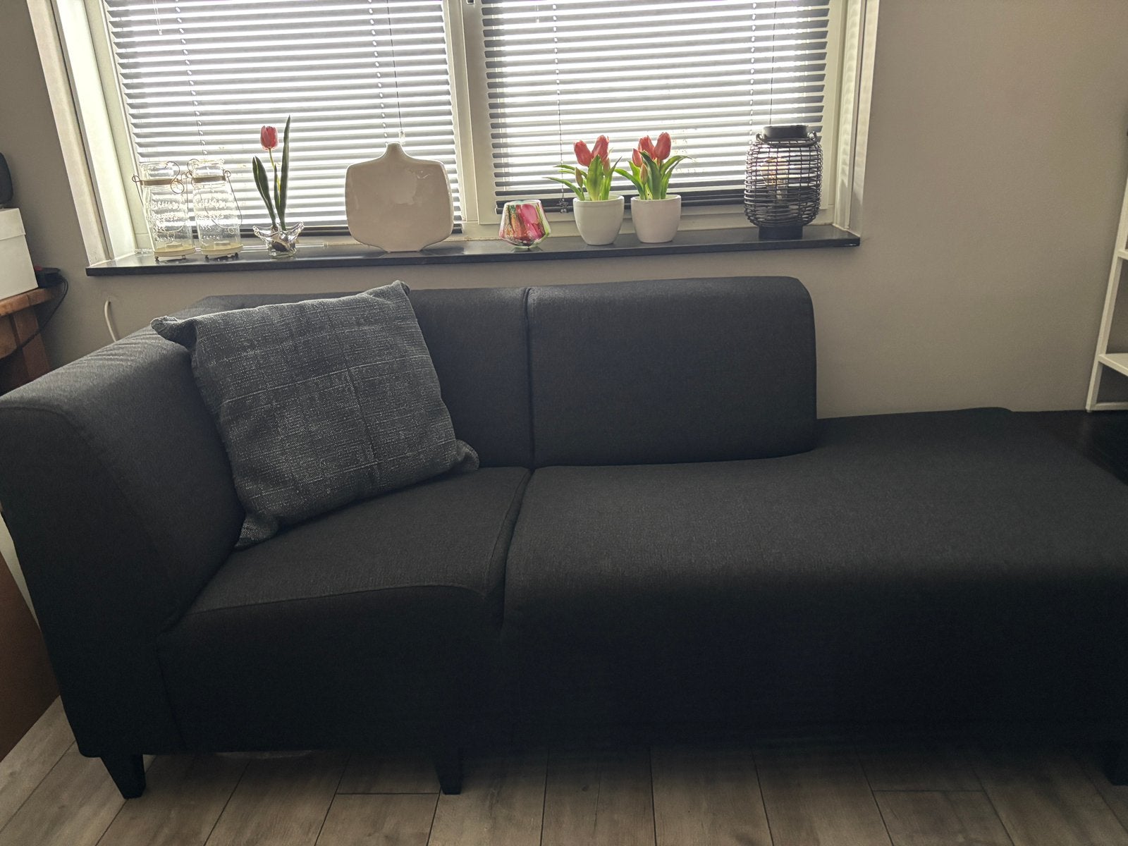 Mooie bank met armleuning, donkergrijs, bekleding stof zgan, Huis en Inrichting, Ophalen, 150 tot 200 cm, Tweepersoons, 75 tot 100 cm