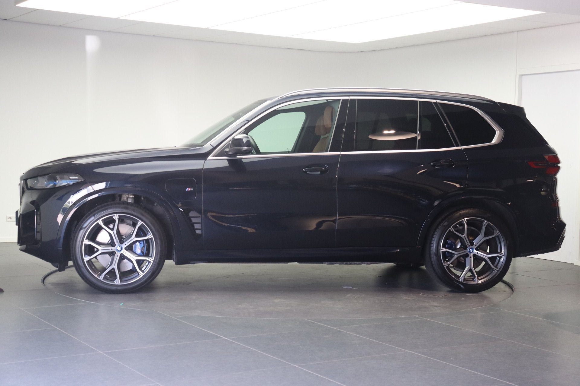BMW X5 xDrive50e High Executive M Sport Automaat / Panoramad, Auto's, Dealer onderhouden, Gebruikt, X5, 2395 kg