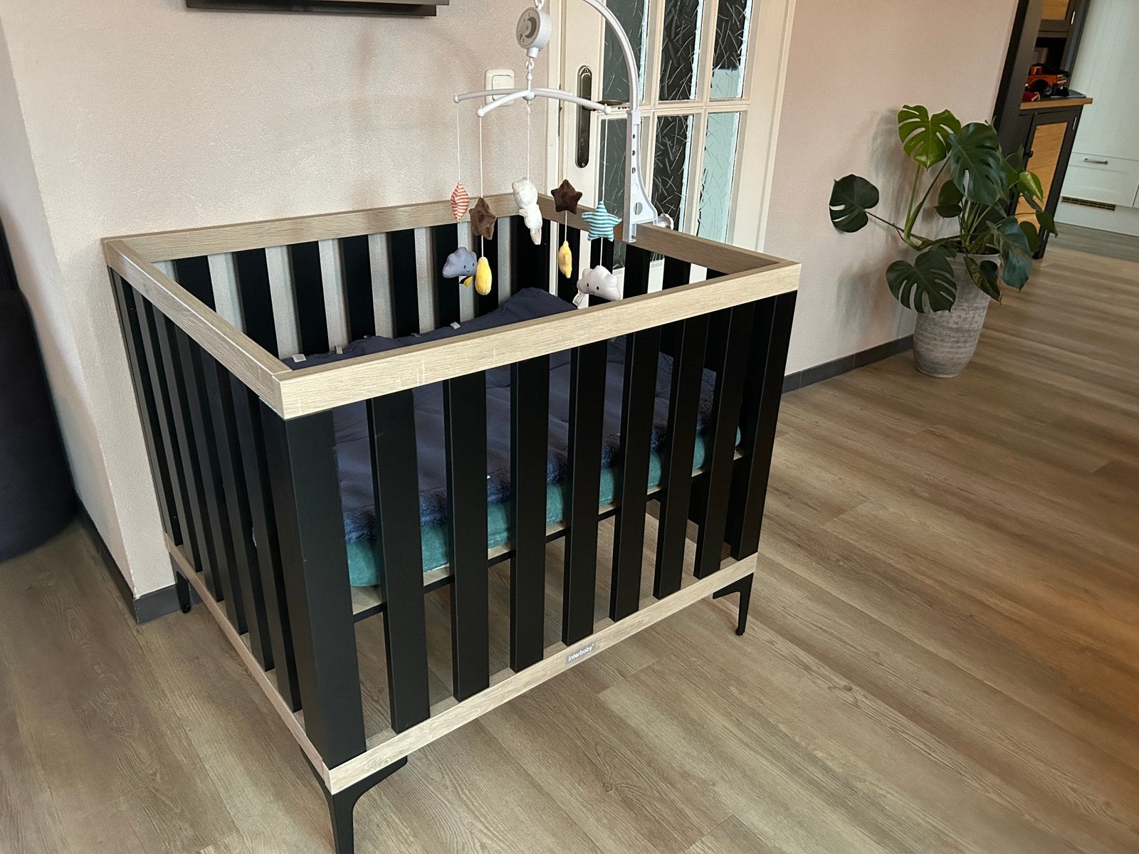 Zeer nette Baby box van het merk interbaby, Ophalen, Zo goed als nieuw, Vierkant, In hoogte verstelbaar