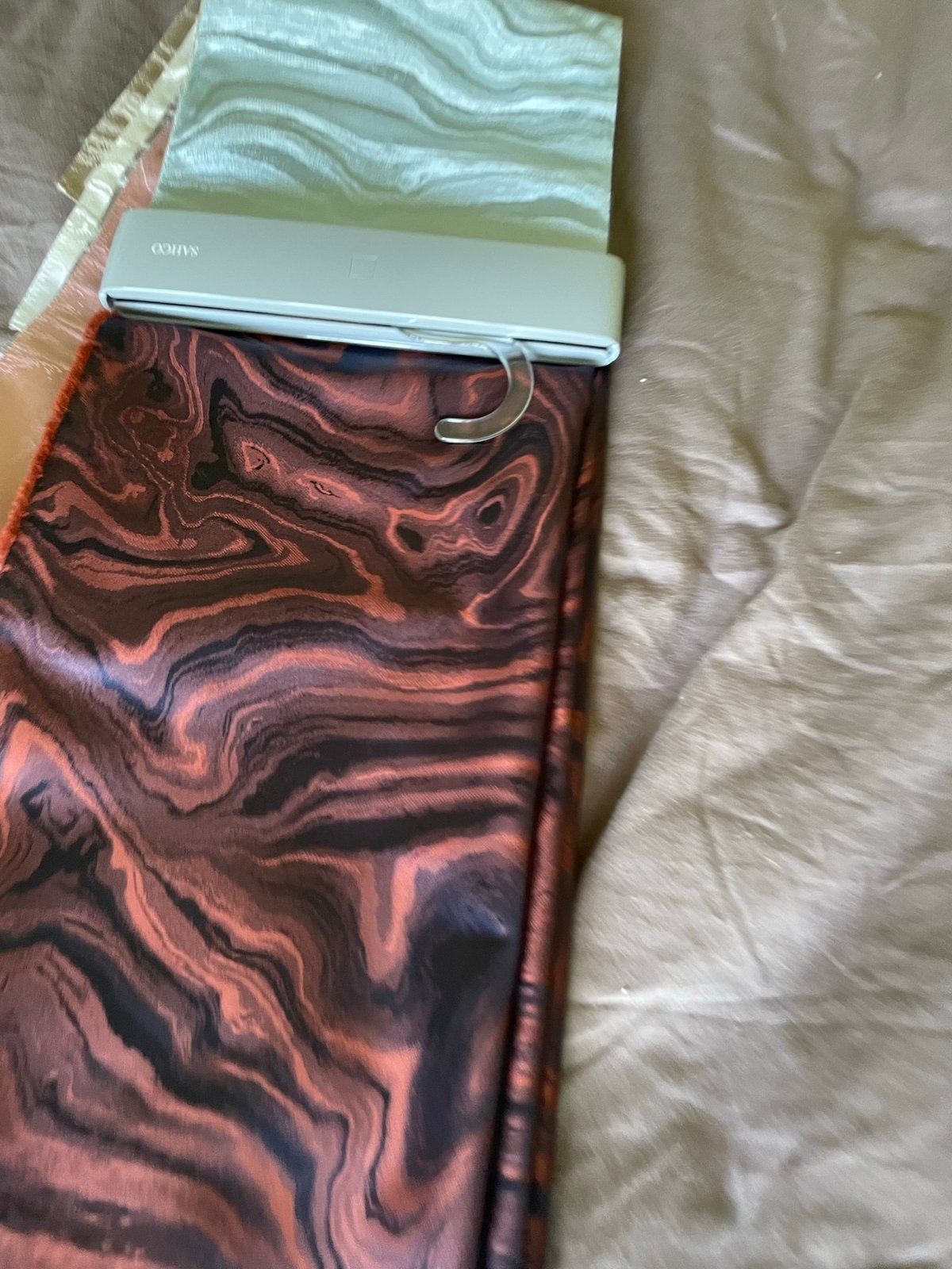 Sahco Brancusi stofstaal - Marmerpatroon bruin/oranje, Meerkleurig, 120 cm of meer, Nieuw, Ophalen of Verzenden