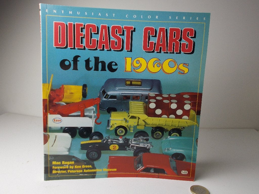 1996 DIECAST CARS OF THE 1960'S. 96 PAGINA'S (NL) I.g.st (W), Hobby en Vrije tijd, Ophalen of Verzenden, Zo goed als nieuw, Auto