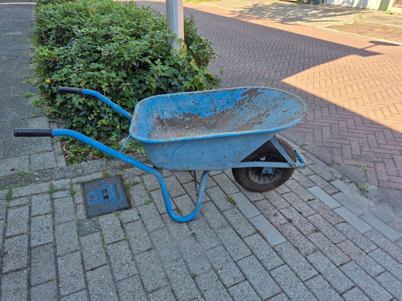 Goede sterke metalen kruiwagen met nieuwe binnenband, Ophalen, Gebruikt