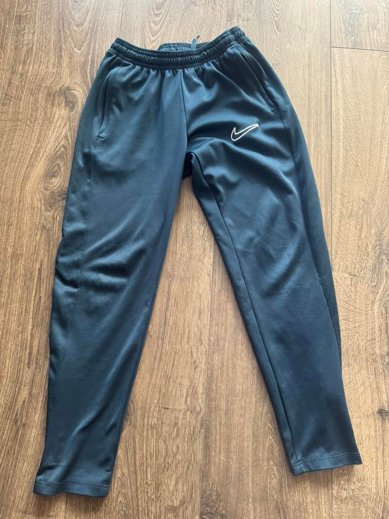 Nike trainingsbroek maat 134 blauw, Ophalen of Verzenden, Zo goed als nieuw, Jongen, Broek