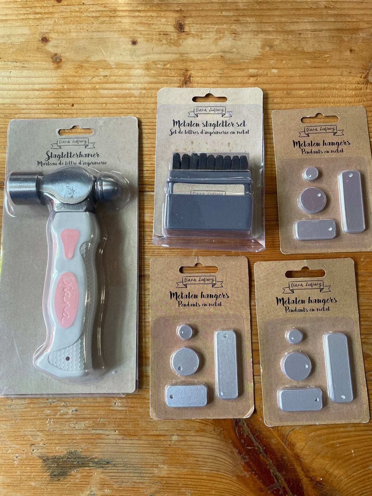 Metalen slagletter set: Slagletterhamer, letters en hangers, Ophalen of Verzenden, Nieuw, Hanger