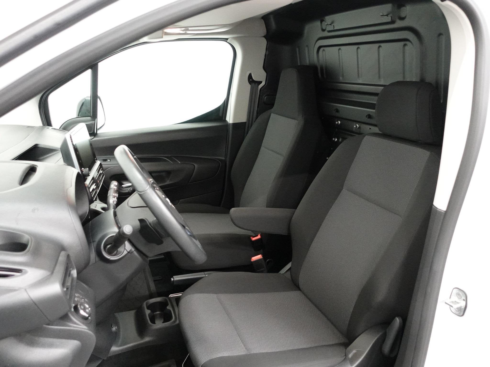 Opel Combo 130pk L1 Automaat Apple Carplay Trekhaak Parkeers, Auto's, Bestelauto's, 1350 kg, Stof, 4 cilinders, Wit