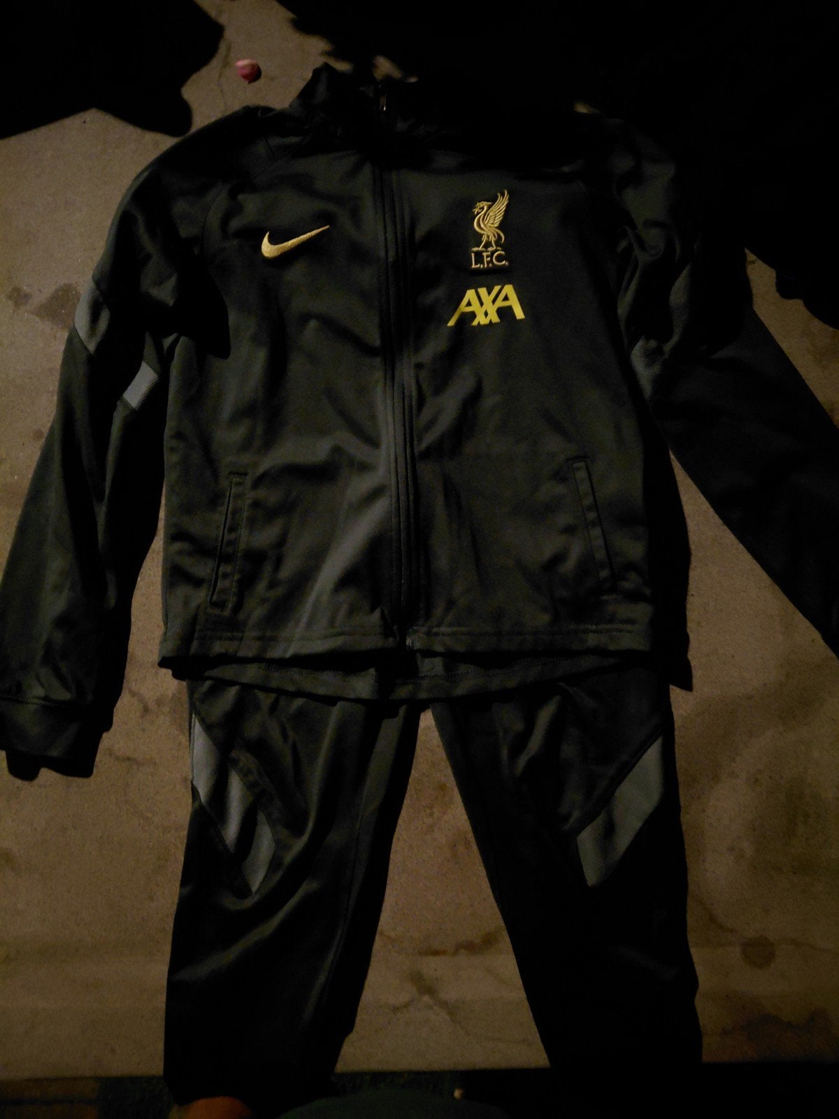Liverpool FC Trainingspak Zwart/Goud - maat 122 128, Ophalen of Verzenden, Zo goed als nieuw