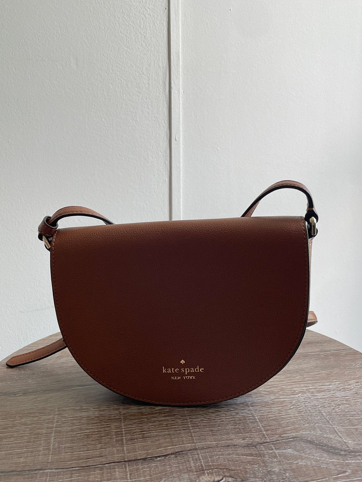 Kate Spade Luna Crescent Crossbody Bag, Sieraden, Tassen en Uiterlijk, Tassen | Damestassen, Ophalen of Verzenden, Nieuw, Bruin