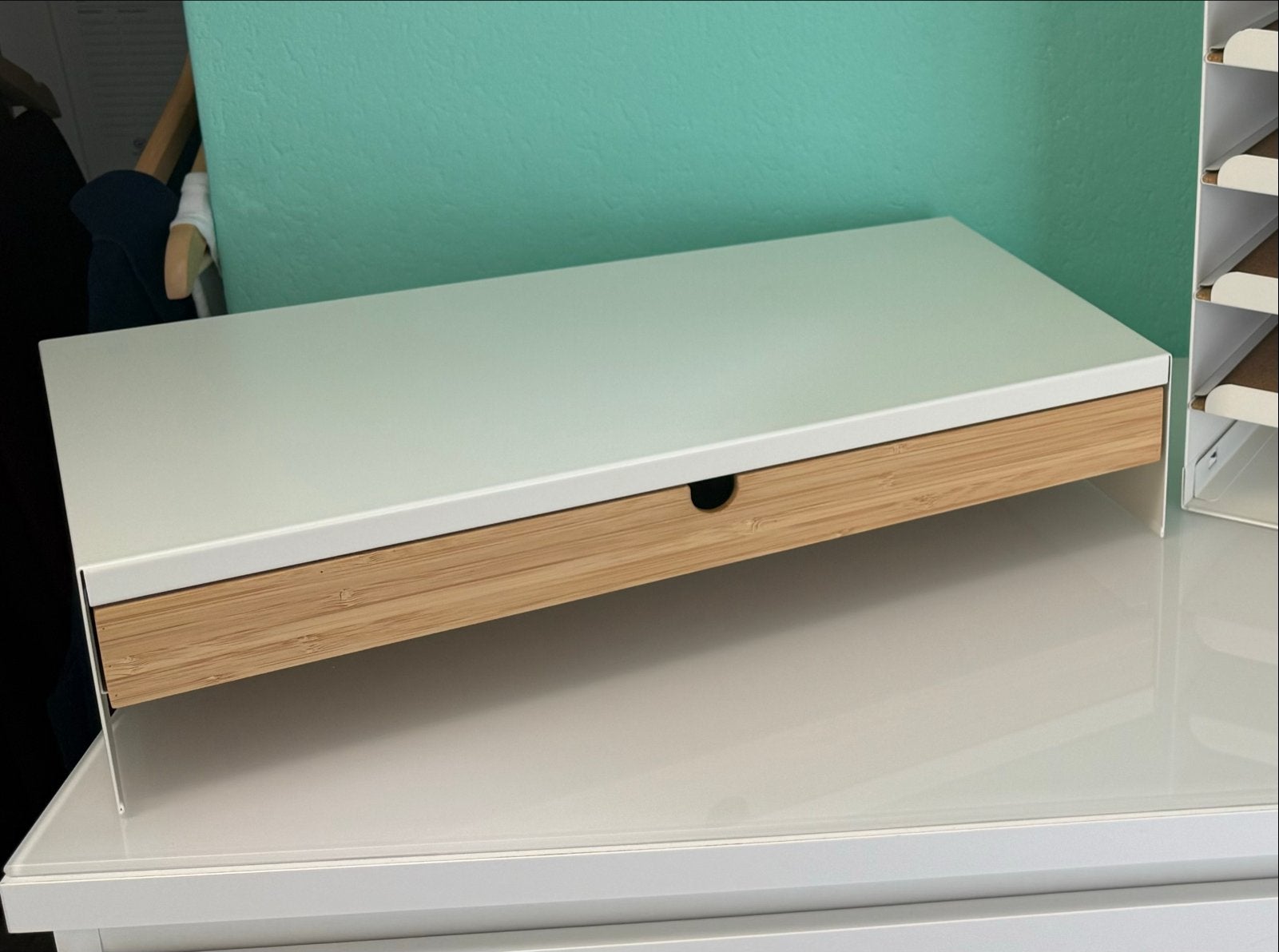 Ikea Elloven monitorstandaard met lade wit, Ophalen, Zo goed als nieuw