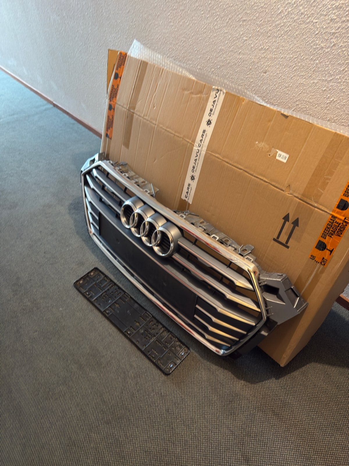 Audi A5 B9 Grille met logo en kentekenplaathouder, Gebruikt, Voor, Bumper, Audi