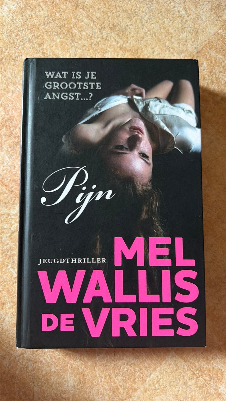 Mel Wallis de Vries - Pijn, Ophalen of Verzenden, Zo goed als nieuw, Mel Wallis de Vries