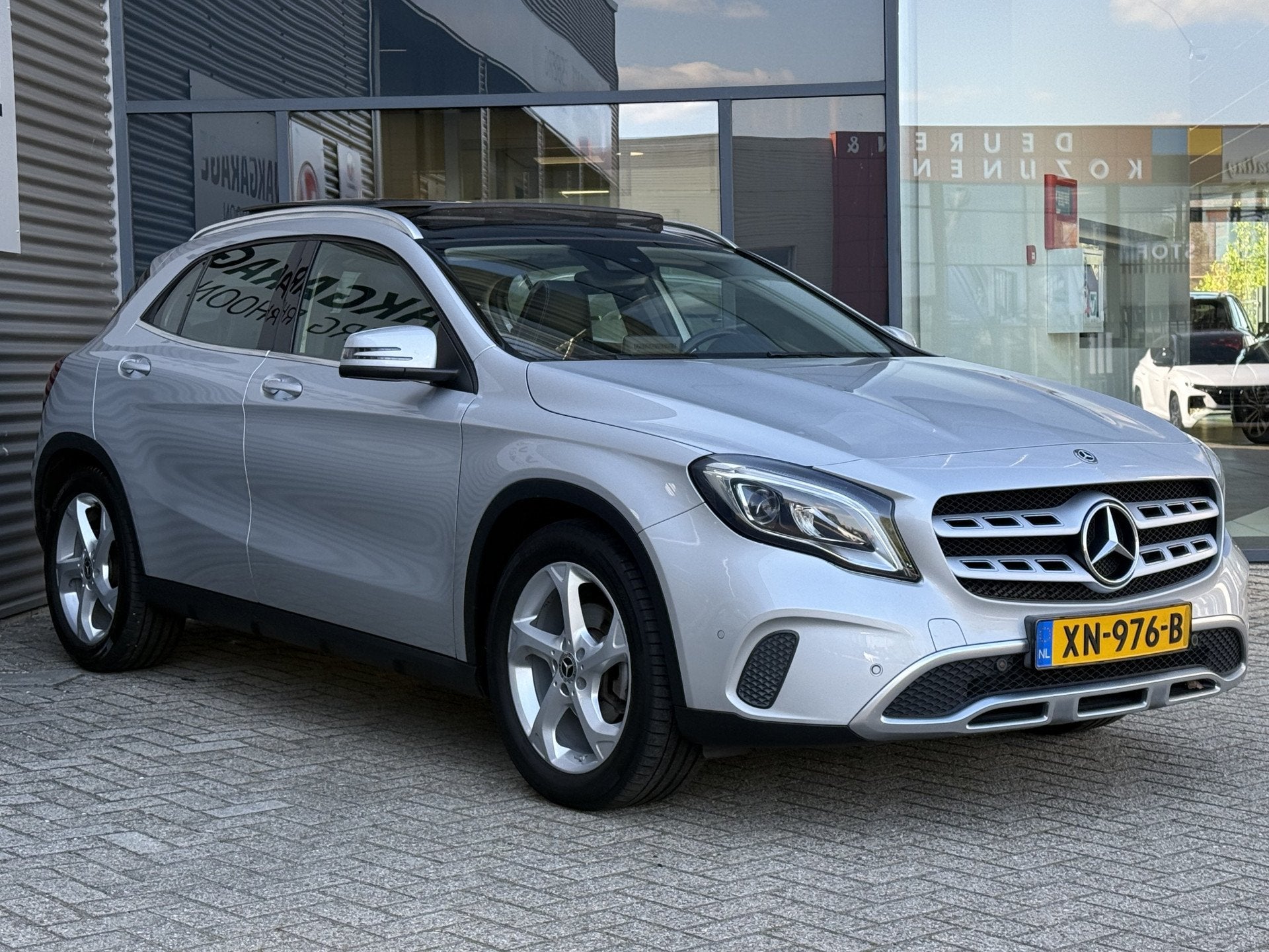 Mercedes-Benz GLA 180 Premium AUTOMAAT,NAVI/CAM,PANO, 12 maanden, Gebruikt, 4 cilinders, Leder en Stof