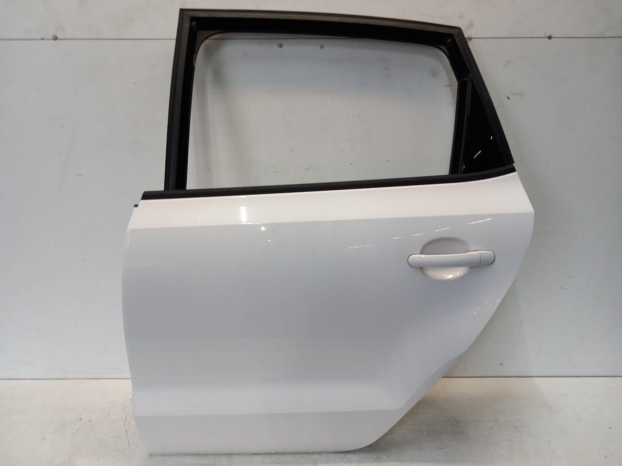 Portier links achter Volkswagen Polo, Onderdelen@venauto.nl, Van der Ven Autorecycling B.V., Gebruikt, Ettenseweg 76, 4706 PB Roosendaal, The Netherlands