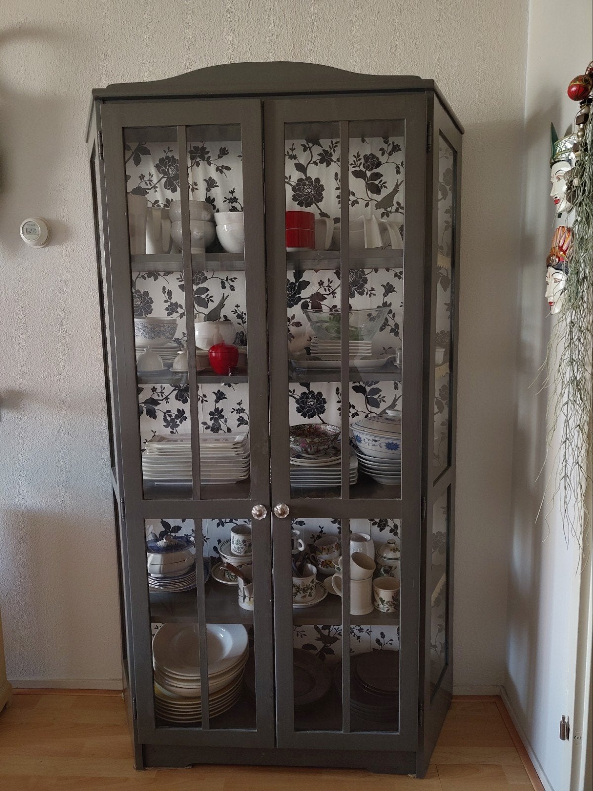 Vintage Vitrinekast - Grijs met Zwart-Witte Achtergrond, Vintage, Overige houtsoorten, 150 tot 200 cm, 25 tot 50 cm