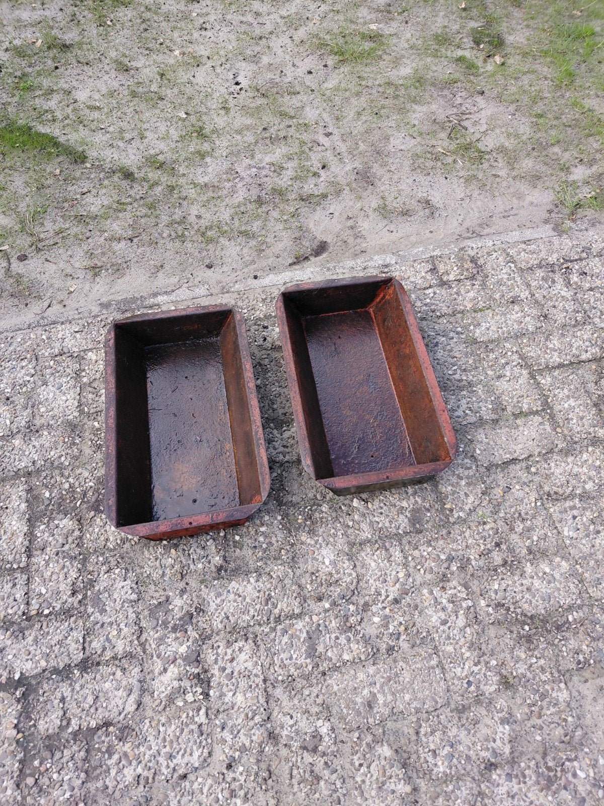 2 voerbakken   en 2 zinken bakken, Ophalen of Verzenden