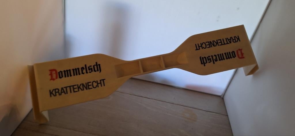 Dommelsch bier krat drager krattenknecht (27426), Verzamelen, Ophalen of Verzenden, Zo goed als nieuw, Overige typen, Overige merken