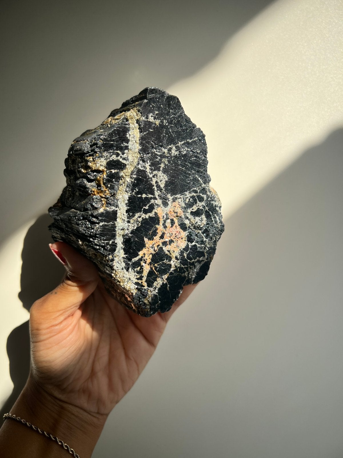 Zwarte toermalijn met gouden Mica uit India, Ophalen of Verzenden, Mineraal