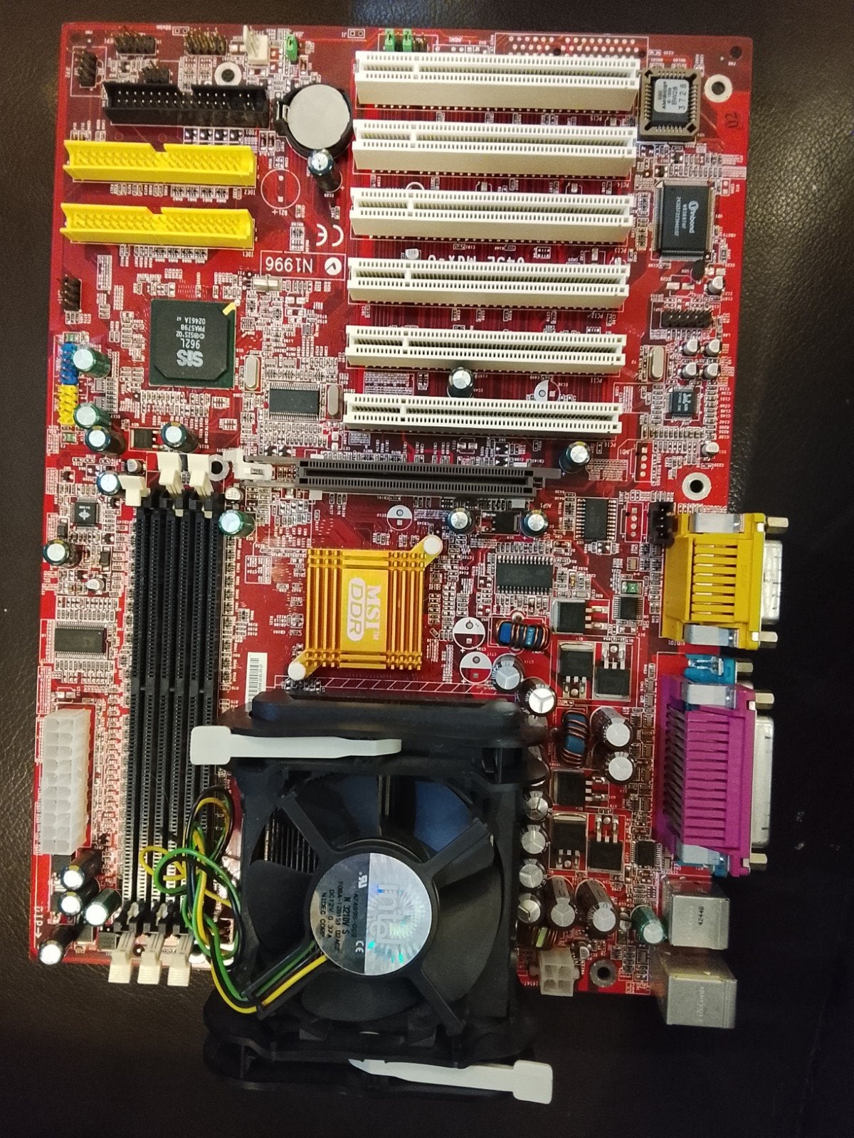 MSI Moederbord met Intel Pentium 4 CPU en koeler, MSI Europe B.V., Eindhoven, Nederland, Gebruikt, Socket 478, Ophalen of Verzenden