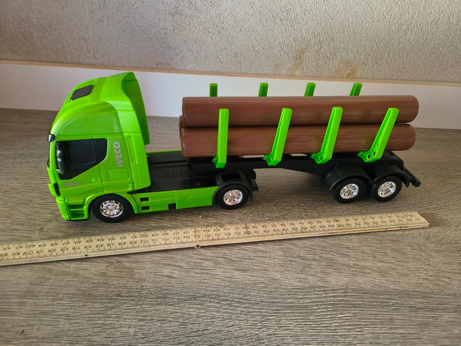 Speelgoed Vrachtwagen met Boomstammen - Groen Iveco, Ophalen of Verzenden, Gebruikt