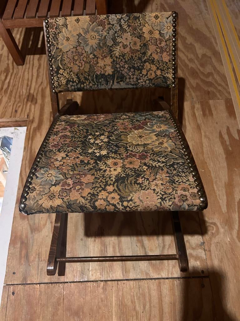 Vintage voetenbankje / stoeltje met bloemenprint, Antiek en Kunst, Antiek | Meubels | Stoelen en Banken, Ophalen