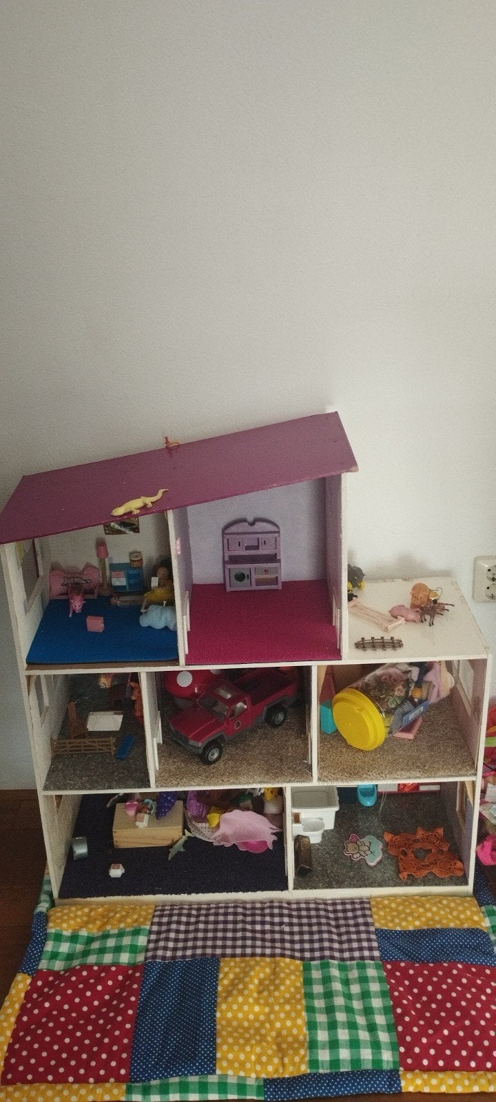 Poppen huis met meubels en acceswaris, Ophalen, Poppenhuis