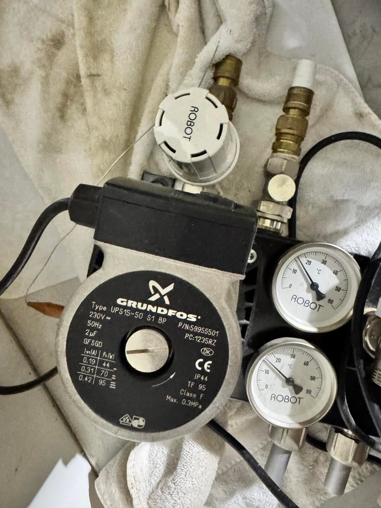 Vloerverwarming regelaar met pomp en thermostaat, Doe-het-zelf en Verbouw, Verwarming en Radiatoren, Gebruikt, Minder dan 30 cm