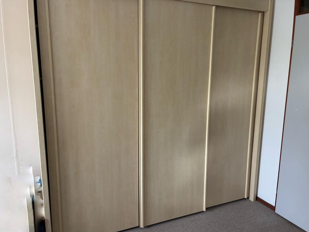 Linnenkast met 3 schuifdeuren 225 breed 223h 66d, Huis en Inrichting, Kasten | Kledingkasten, Ophalen, Gebruikt, 50 tot 75 cm