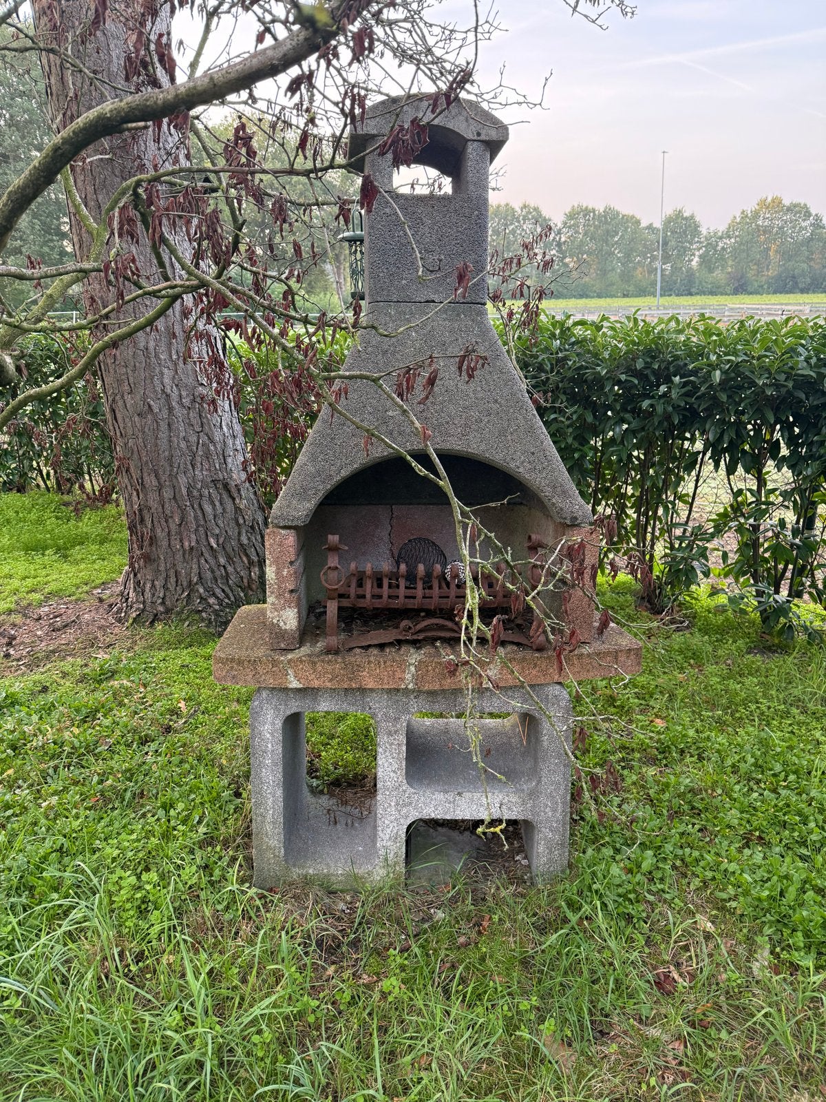 Betonnen barbecue/buitenhaard